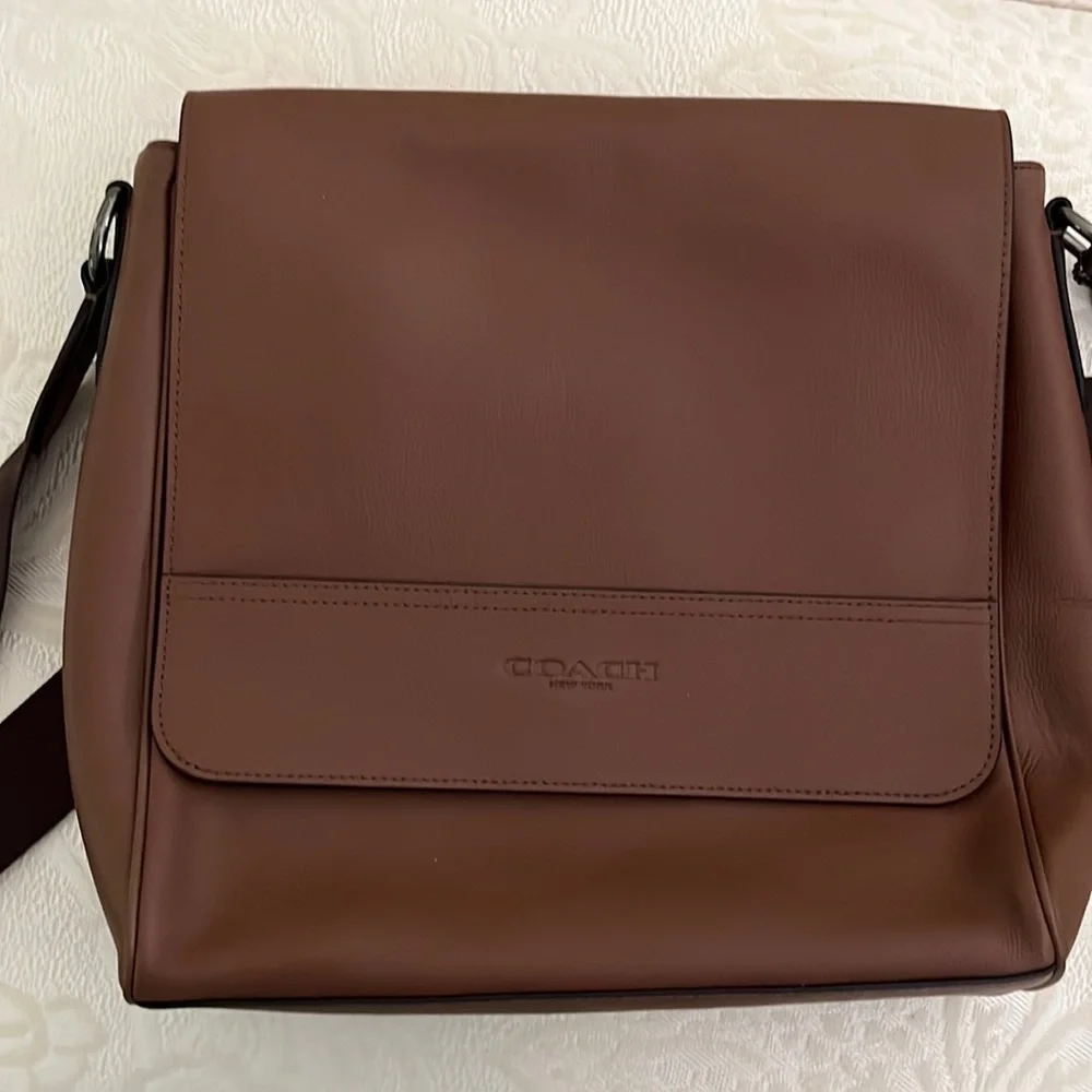 Houston Messenger leather briefcase with a large flap and a magnetic closure-NWT